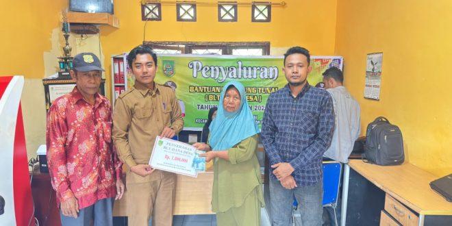 <b>BLT DK Cair, 49 Keluarga di Telukpiyai Rokan Hilir Terima Masing-Masing Rp1,8 Juta</b>
