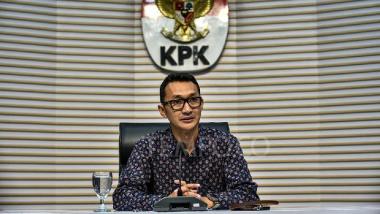 bkpk-temukan-senjata-api-dan-uang-rp28-miliar-saat-geledah-rumah-pribadi-kadis-pupr-sumut-topan