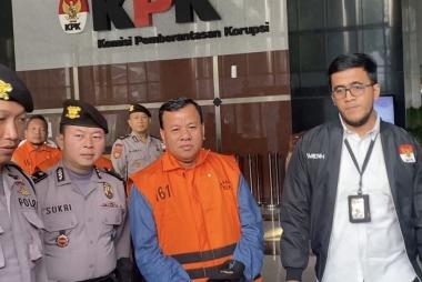 bbupati-kuantan-singingi-ditetapkan-sebagai-tersangka-dugaan-suap-mobil-land-cruiser-dari-calon