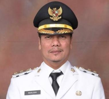 borang-nomor-satu-kabupaten-kuantan-singingi-ditahan-kpk-muklisin-ditunjuk-sebagai-plt-bupatib