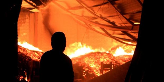 Mess Karyawan Pabrik Springbed di Jalan Soekarno-Hatta Pekanbaru Terbakar