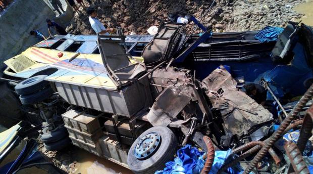 Bus yang Membawa 30 Penumpang Terjun Bebas ke Dasar Sungai di Desa Semunai Bengkalis setelah Tabrak Mobil di Depannya