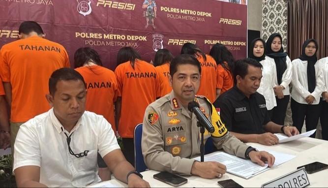 <b>Aparat Polres Metro Depok Bongkar Sindikat Jual Beli Bayi, Delapan Orang Diamankan Sebagai Tersangka</b>