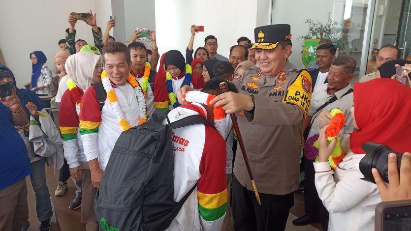 <b>Setiba Tim Senam Riau Mendarat di Bandara SSK II Pekanbaru, Para Pahlawan Olahraga Riau Itu pun Dikalungi Bunga oleh Kapolda Riau</b>