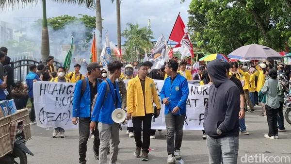 <b>Tuntutan Mahasiswa Demo di DPRD Riau: Bebaskan Khariq Anhar-Reformasi DPR</b>