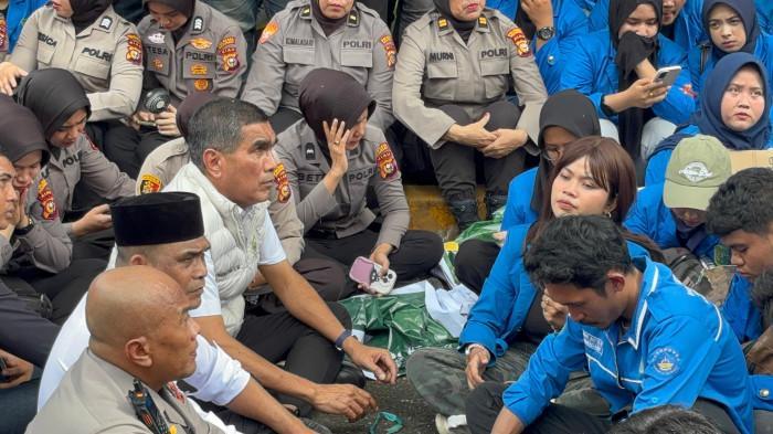 <b>5 Kelompok Mahasiswa Demo di DPRD Riau Berjalan Damai Tanpa Anarkis, Ini Tuntutannya</b>