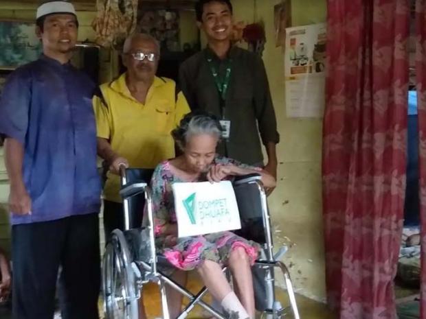 Tiga Tahun Lumpuh, Air Mata Warga Desa Japura Inhu Ini Tak Terbendung Saat Dapat Kejutan Kursi Roda dari Dompet Dhuafa