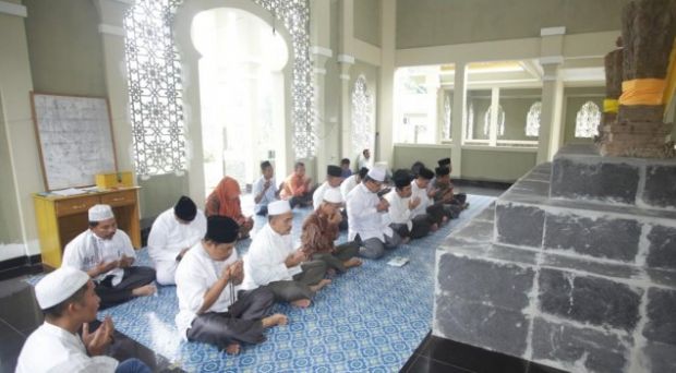 Diawali Ziarah Kubur ke Makam Raja Kecik, Wakil Bupati Siak Ceritakan Perjuangan Sultan Syarif Kasim II kepada Para Santri