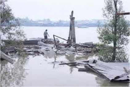 Empat Rumah di Tanahmerah Inhil Masuk Sungai akibat Diterjang Longsor