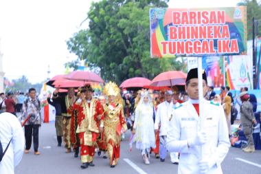 bkafilah-rokan-hulu-tampil-memukau-di-pawai-taaruf-mtq-ke43-provinsi-riaub
