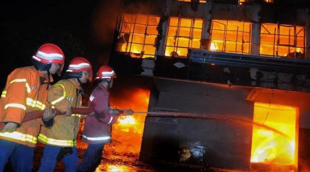 Kebakaran Besar Lahap 7 Kios di Jalan Kaharuddin Nasution Pekanbaru