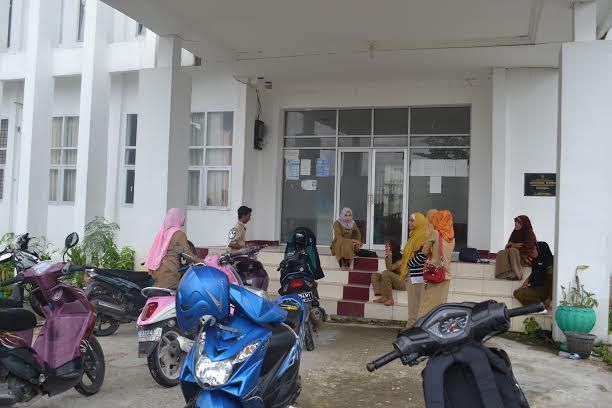 Oknum Pejabat Rohil Diduga Sengaja Kunci Kantor UPTD Pendidikan Bangko, Selama 7 Jam Staf Tak Bekerja dan Terpaksa Duduk di Teras