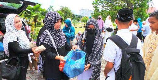 Aksi Mulia Ibu-ibu di Pekanbaru Bikin Kagum dan Diacungi Jempol: Sebar Nasi Bungkus, Kue dan Air Mineral Gratis buat Ribuan Massa Aksi Bela Islam Jilid III
