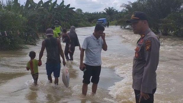 Jalan Lintas Riau-Sumut di Rokan Hulu Rusak dan Berlubang akibat Banjir, Sejumlah Kendaraan Terperosok