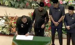 bdprd-setujui-ranperda-apbd-riau-tahun-anggaran-2025-menjadi-perda-jumlahnya-rp92-triliun-lebihb