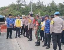 bkapolda-riau-tinjau-jalan-lintas-riausumbar-yang-mengalami-longsor-di-desa-tanjungalai-xiii