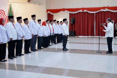 b-penjabat-gubernur-riau-ingatkan-pmi-agar-memperkuat-perannya-dalam-menghadapi-tantangan-bencana