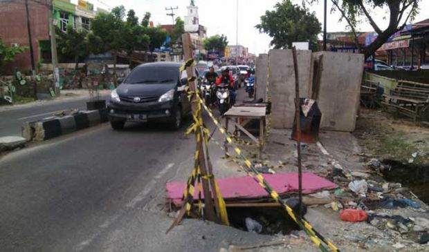 Waduh... Sudah Hampir 2 Bulan Lubang Besar di Jalan Kaharudin Nasution Mengintai Korban, Belum Ada Tanda-tanda akan Diperbaiki