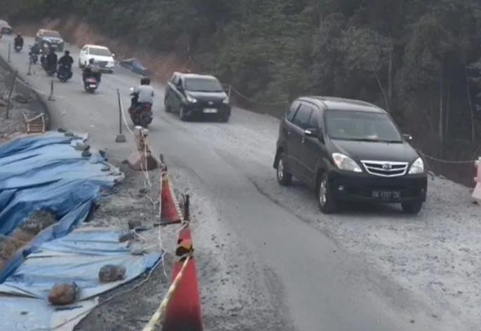 <b>Sistem Buka Tutup Kembali Diberlakukan di Jalan Lintas Riau-Sumbar KM 106-107 Desa Tanjung Alai</b>