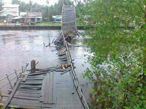 Jembatan yang Ambruk di Desa Bente Indragiri Hilir Dibangun di Era Bupati Rusli Zainal