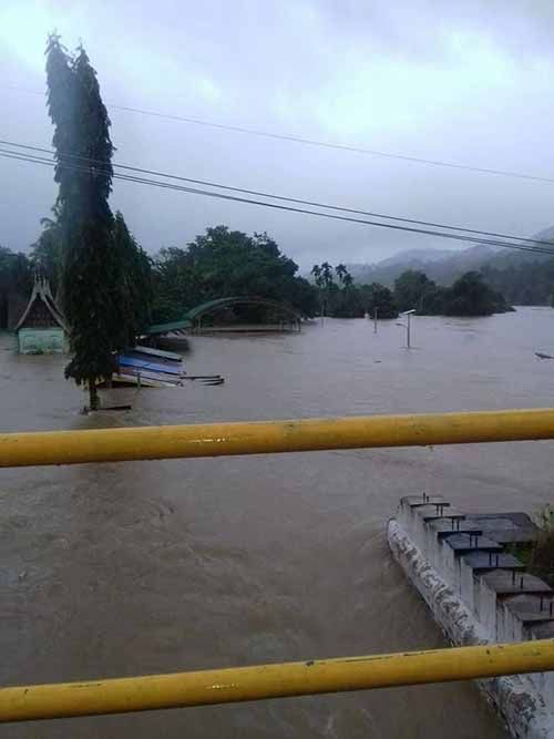 Foto-foto Banjir yang Merendam Perbatasan Riau-Sumbar