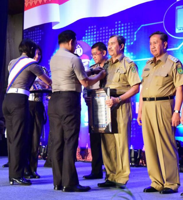 Begini Ekspresi Bupati Siak Syamsuar Saat Menerima Penghargaan dari Kapolri Jenderal Tito Karnavian di Pekanbaru