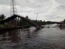 jembatan-di-desa-bente-kecamatan-mandah-indragiri-hilir-ambruk-seorang-pelajar-jatuh-ke-laut