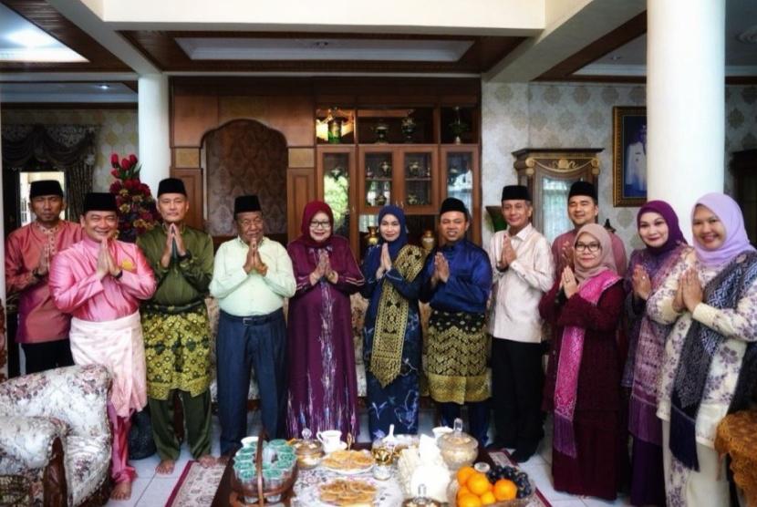 <b>Hari Ketiga Lebaran, Abdul Wahid Sambangi Rumah Para Mantan Gubernur Riau</b>