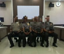 disaksikan-para-istri-8-oknum-polisi-di-pekanbaru-dimasukkan-ke-ruang-khusus-sebagai-hukuman-karena