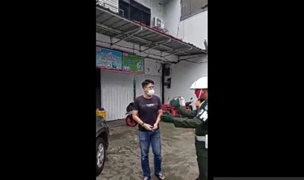 Kecewa Aturan PSBB, Pengendara Mobil Mengamuk Enggan Istrinya Duduk di Belakang, ”Kalau Motor Boleh Berboncengan”