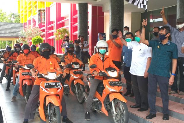 Cukup Menunggu di Rumah Saja, Warga Sumbar Dapat BLT Rp1,2 Juta yang Diantar Pak Pos