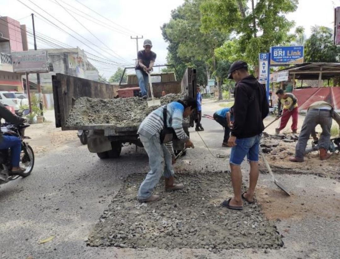 <b>Komitmen Gubernur Abdul Wahid Perbaiki Jalan Rusak di Berbagai Daerah di Riau Diapresiasi</b>
