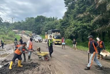 bjalur-lintas-timur-di-muarapalik-rusak-akses-jambiriau-macet-belasan-kilometerb