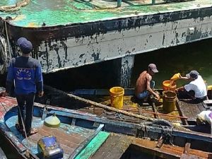 Lebih Setengah Ton CPO PT Kuala Lumpur Kepong yang Tumpah ke Laut Dumai, Cuma 50 Kg Terselamatkan
