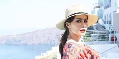 Bertolak ke Santorini Yunani, Momo Geisha dan Suami Nikmati Bulan Madu