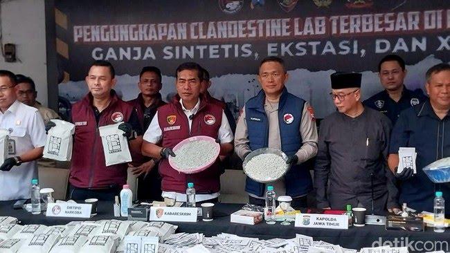 Sebuah Rumah di Malang yang Dijadikan Laboratorium Pembuatan Ganja Sintetis Berhasil Dibongkar Bareskrim Polri