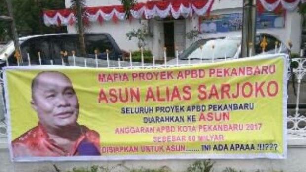 Spanduk Gelap Tuding Dirinya Mafia Proyek Terbentang di Pagar Kantor Wali Kota Pekanbaru, Asun: Hanya Tuhan yang Tahu!