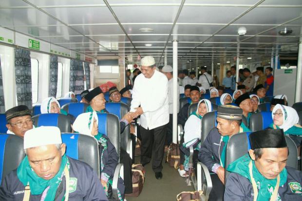 Lepas Keberangkatan di Pelabuhan Buton, Wakil Bupati Siak Ingatkan Calon Haji Jaga Kesehatan