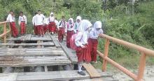 demi-sekolah-siswa-sd-di-kabupaten-kampar-nekat-lintasi-jembatan-rusak
