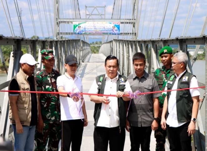 <b>Pj Gubernur Riau Resmikan Jembatan Gantung di Desa Sipungguk Kampar</b>