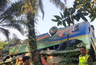 bbus-als-terbalik-di-jalan-lingkar-pelalawan-riau-diduga-sopir-kurang-konsentrasib