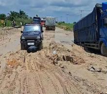 bjalan-lintas-sontangduri-di-riau-seperti-kubangan-kerbaub