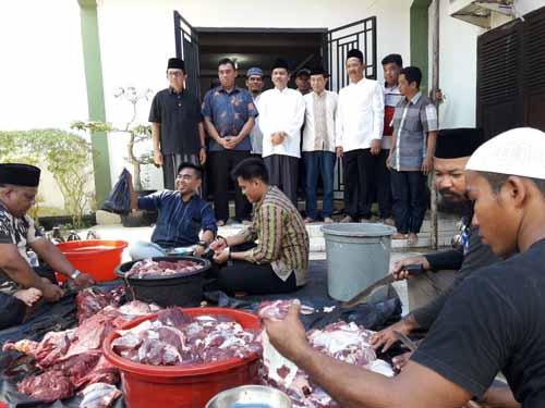 Sekdaprov Riau dan Kapolres Inhil Tonton Penyembelihan Hewan Kurban Kerukunan Bubuhan Banjar di Tembilahan
