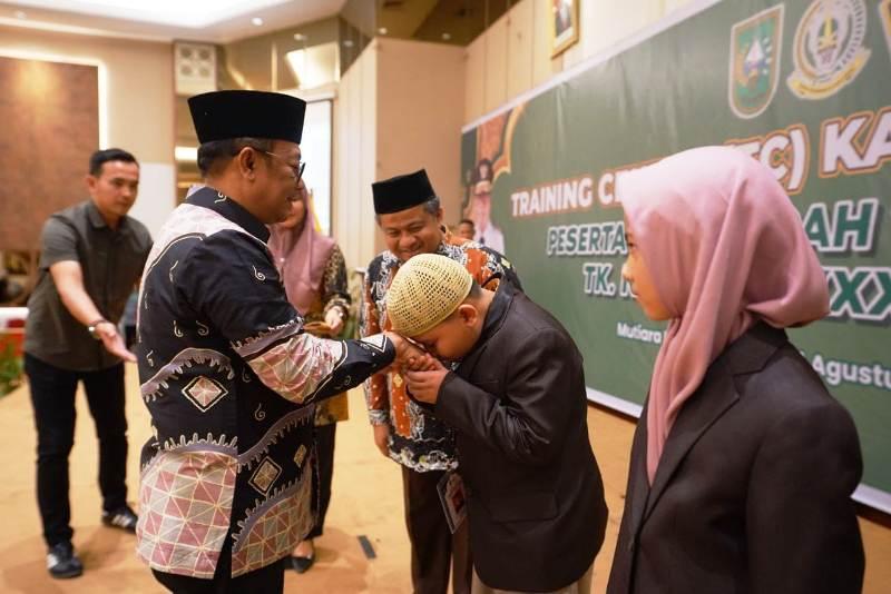 Lepas Kafilah Riau Menuju MTQ Nasional XXX, Pj Gubri: Luruskan Niat, Lakukan yang Terbaik