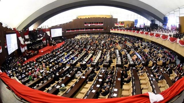 <b>Benarkah DPR Tidak Bisa Dibubarkan & Apakah Ada Cara Lain?</b>