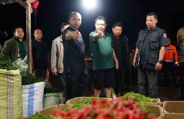<b>Gubernur Riau Blusukan Tengah Malam, Pantau Harga di Pasar Induk Pekanbaru</b>