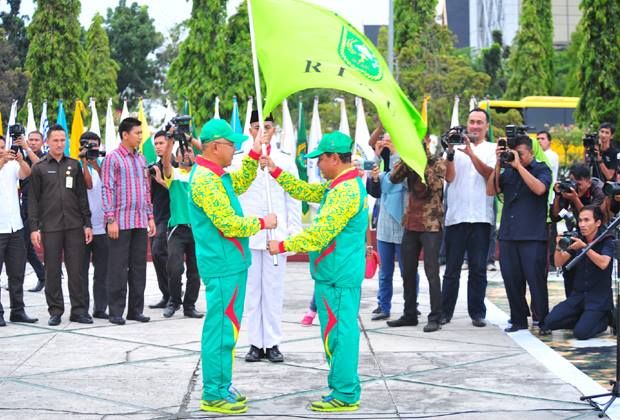 Gubernur Arsyadjuliandi Rachman Lepas Atlet Riau ke PON XIX Jabar, ”Semoga Masuk Lima Besar”