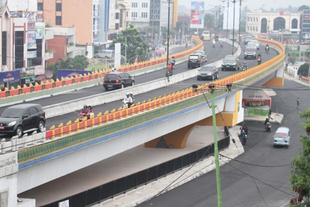 Hari Pertama Uji Coba Larangan Sepeda Motor Melintas di <i>Flyover</i> Simpang Jalan Harapan Raya, Warga Pekanbaru Kebingungan