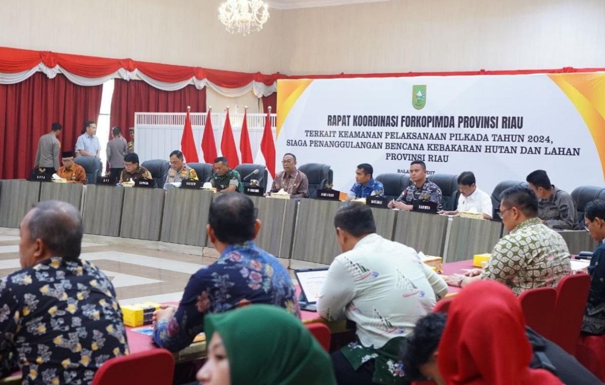 <b>Rakor Pemprov Riau - Forkopimda, Sejumlah Isu Strategis Dibahas, Termasuk soal Keamanan Pilkada dan Kesiapsiagaan Penanggulangan Karhutla</b>