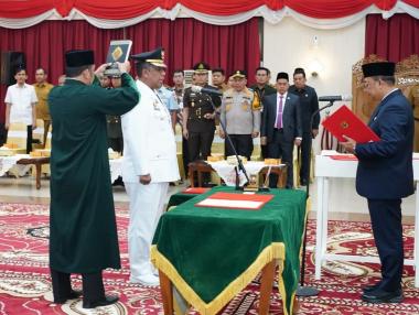 broni-rakhmat-resmi-dilantik-sebagai-penjabat-wali-kota-pekanbaru-menggantikan-risnandar-mahiwa